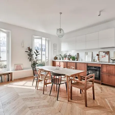 Elegant 3-bedroom Apartment, 17, By Easyflat *